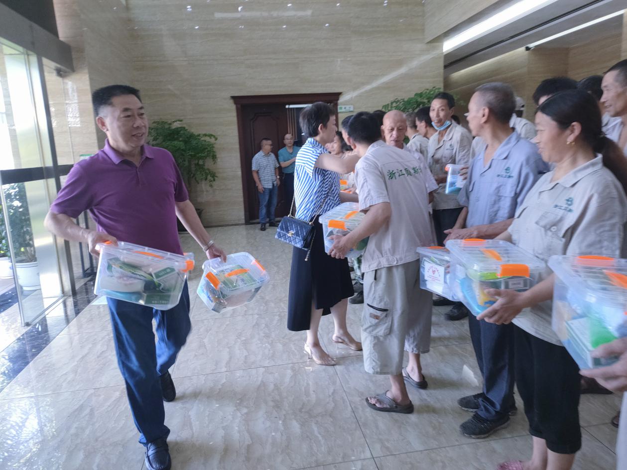 丽水市民政局副局长陈冬生一行前往庆元福利企业开展送清凉活动